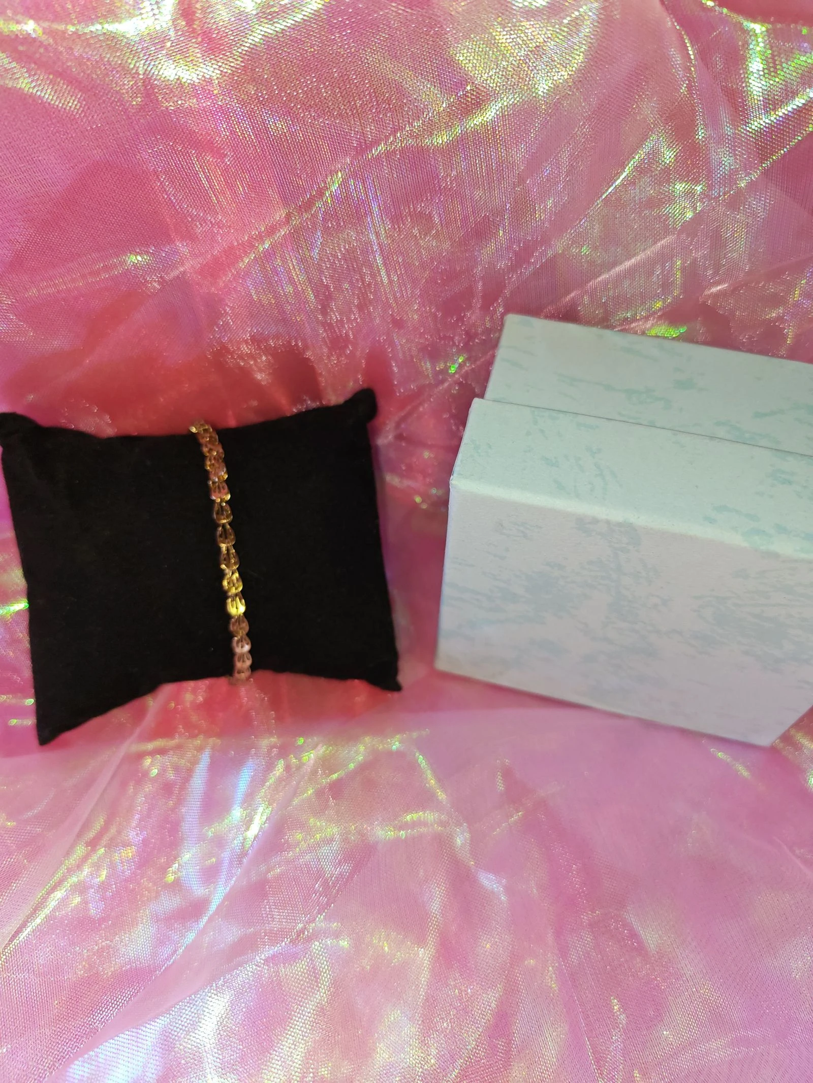 Pulsera dorada con detalles rosados